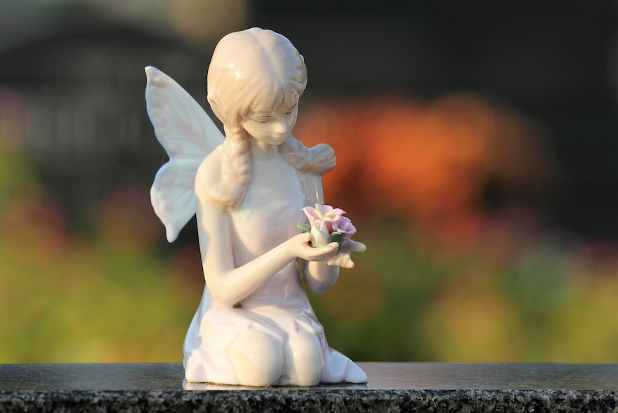 angel-with-roses-3754942_1280-1