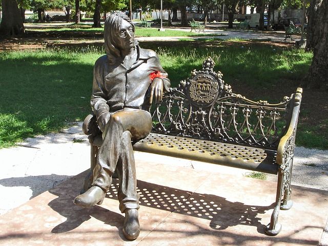 john-lennon-statue-sitting-on-a-park-bench