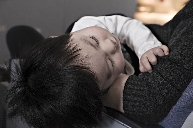 toddler-sleeping-in-her-mother-arms