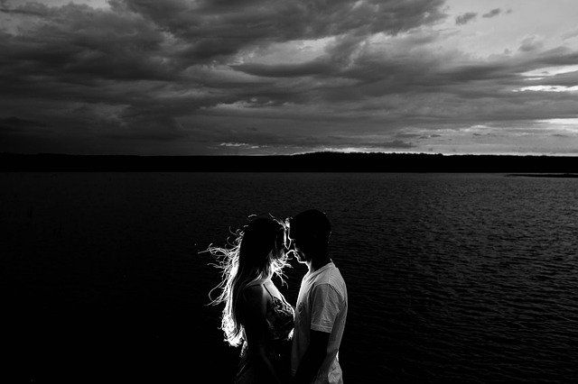 couple-on-a-beach-black-and-white