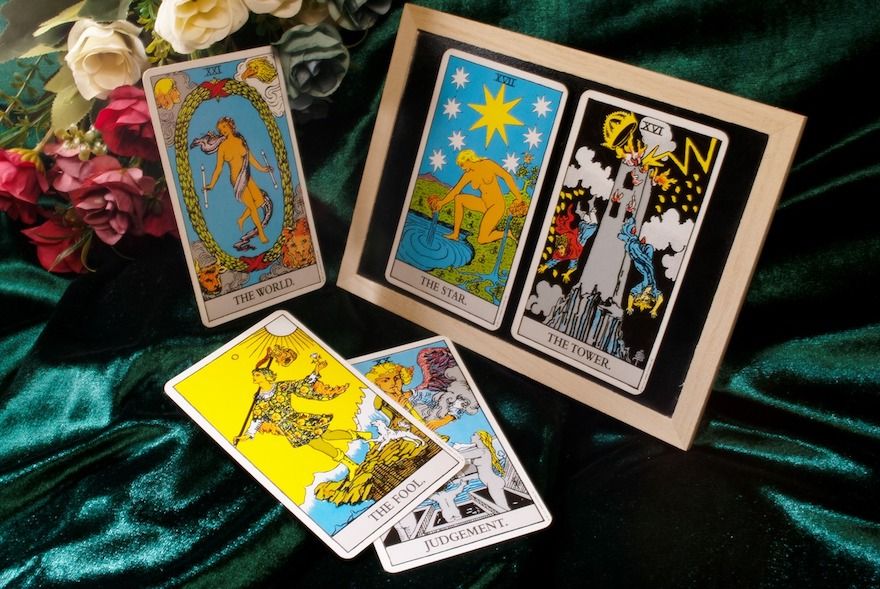 What is the Difference Between Oracle and Tarot Cards?