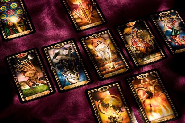 How to Use Oracle and Tarot Cards For Deep Inner Work