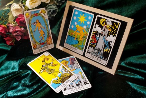 What is the Difference Between Oracle and Tarot Cards?